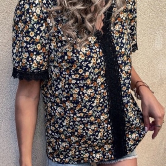 EUC! Size Xl runs slightly small . Lace and floral top - Picture 4 of 5